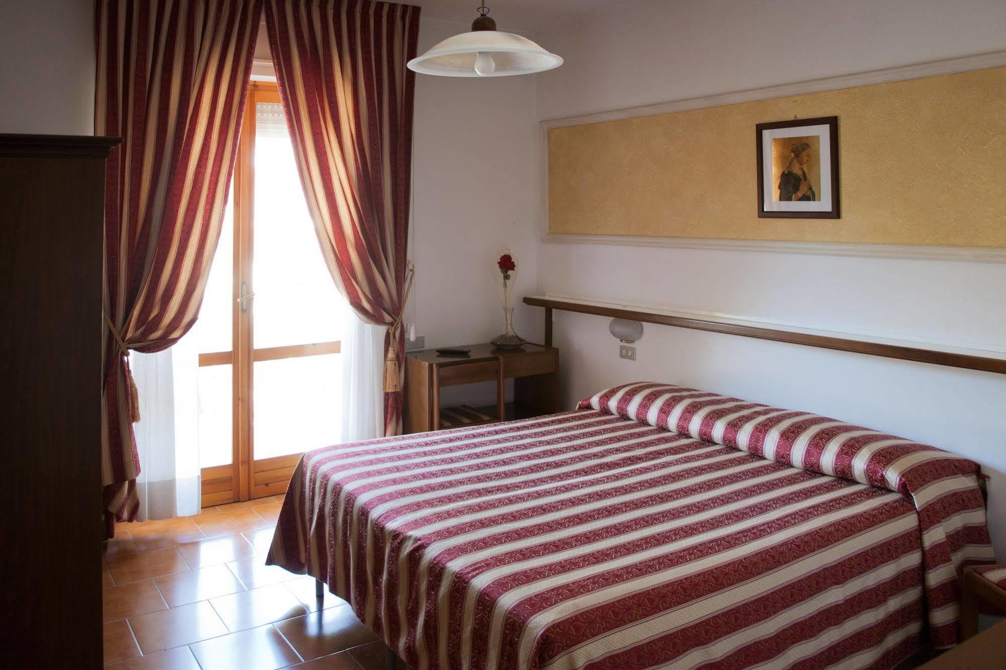 Hotel Vignola Assis Exterior foto